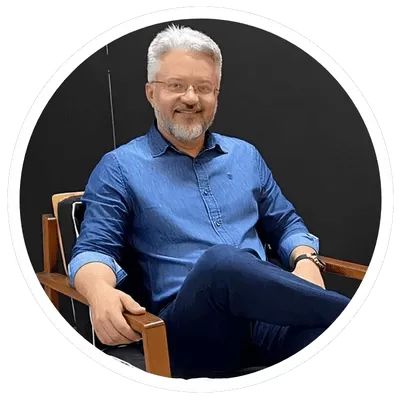 Bacharel em Direito, radialista, psicanalista, ex-vereador de Feira Nova-PE, secretário de finanças da Prefeitura de Feira Nova.